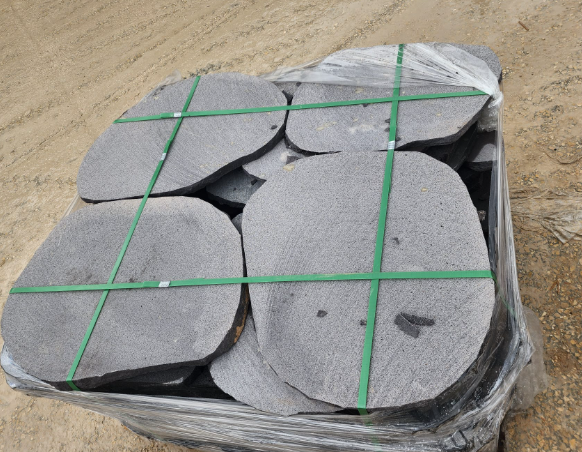 אבן מדרך בזלת פראית כ 40-50 ס”מ