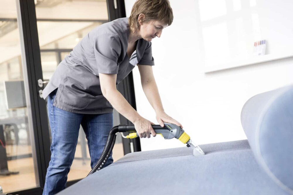 מכונה לניקוי שטיחים וריפודים יניקה / הזרקה PUZZI 8/1 C תוצרת KARCHER