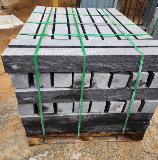 עמוד / תוחם דשא אבן בזלת 10/10/100 ס”מ