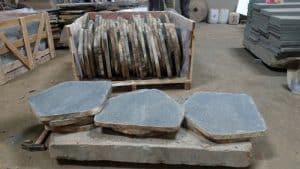 מעצבים את הבית והגינה עם אבן בזלת שחורה