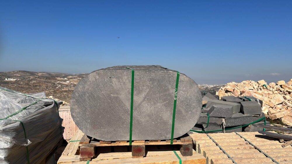 אבן מדרך בזלת אליפסה 90/50/3 ס”מ