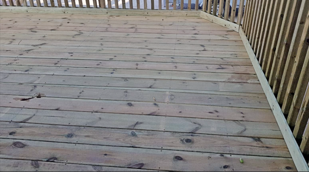 עץ אורן מוקצע ומחוטא לבניית דק 32/145 מ”מ